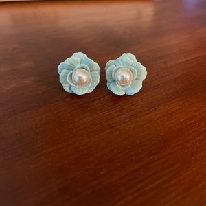 Flower pearl stud earrings